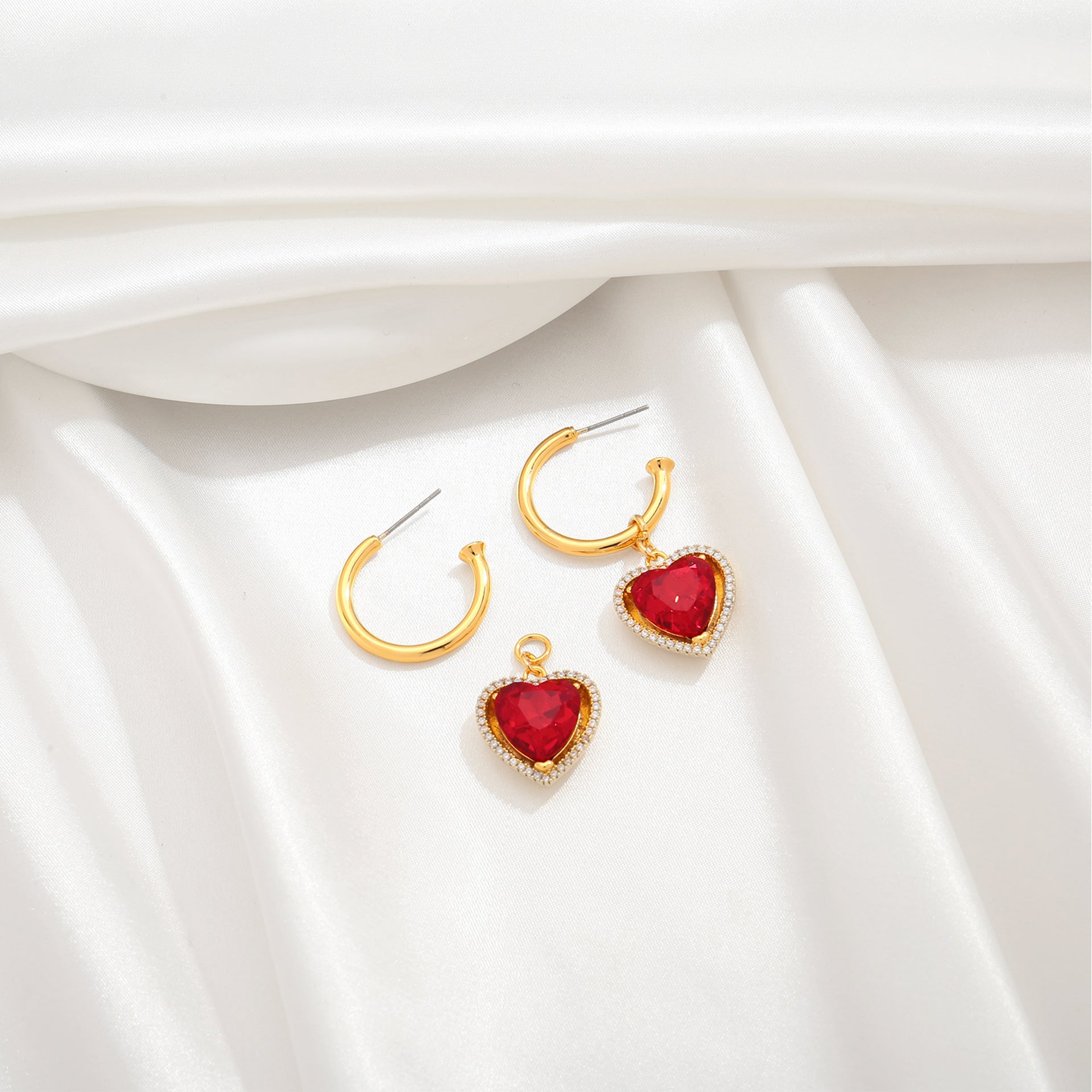 Light luxury retro red heart-shaped earrings, Herben-style noble lady's high-end and elegant ear rings, heart-shaped zircon earrings