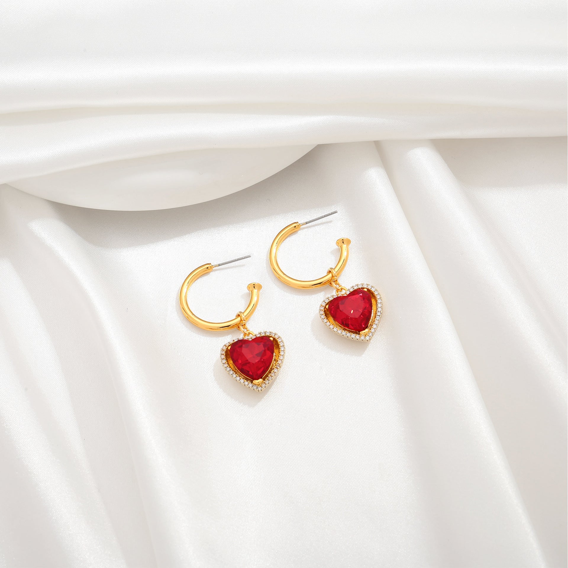 Light luxury retro red heart-shaped earrings, Herben-style noble lady's high-end and elegant ear rings, heart-shaped zircon earrings